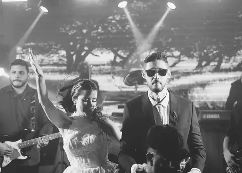 casamento Andressa e Lucas na Capela Santa Tereza D'ávila e recepção do casamento no Gracejos Recepções em João Pessoa, noivos emocionados, Daniel Araujo Fotografia, retrato de noivos, valsa de casamento, festa de casamento'