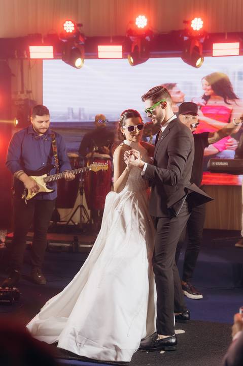 casamento Andressa e Lucas na Capela Santa Tereza D'ávila e recepção do casamento no Gracejos Recepções em João Pessoa, noivos emocionados, Daniel Araujo Fotografia, retrato de noivos, valsa de casamento, festa de casamento'