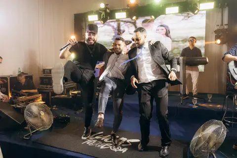 casamento Andressa e Lucas na Capela Santa Tereza D'ávila e recepção do casamento no Gracejos Recepções em João Pessoa, noivos emocionados, Daniel Araujo Fotografia, retrato de noivos, valsa de casamento, festa de casamento'