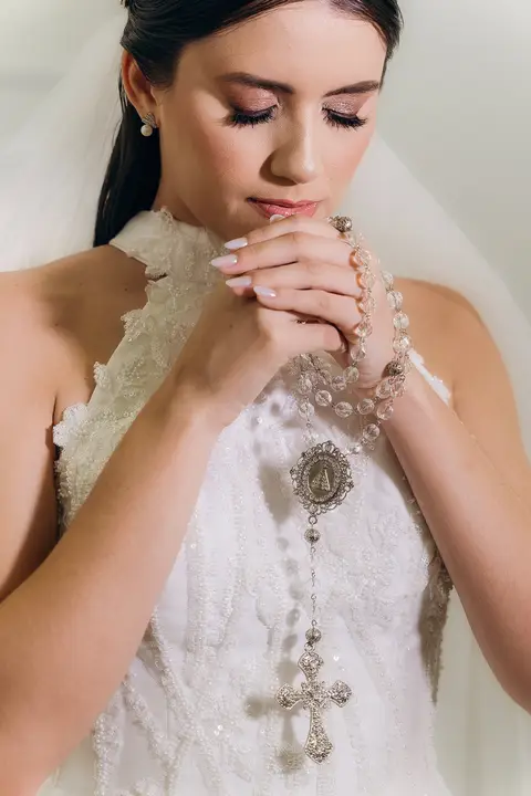 casamento Andressa e Lucas na Capela Santa Tereza D'ávila e recepção do casamento no Gracejos Recepções em João Pessoa, noiva no carro, Marriage Recepções, Marriage noivas'