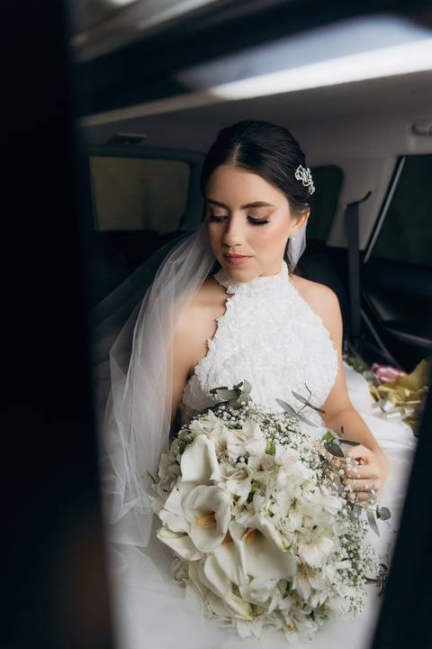 casamento Andressa e Lucas na Capela Santa Tereza D'ávila e recepção do casamento no Gracejos Recepções em João Pessoa, noiva no carro'