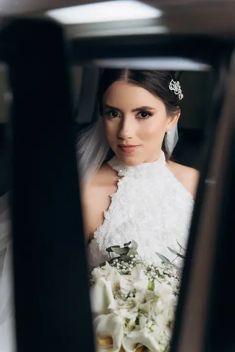 casamento Andressa e Lucas na Capela Santa Tereza D'ávila e recepção do casamento no Gracejos Recepções em João Pessoa, noiva no carro'