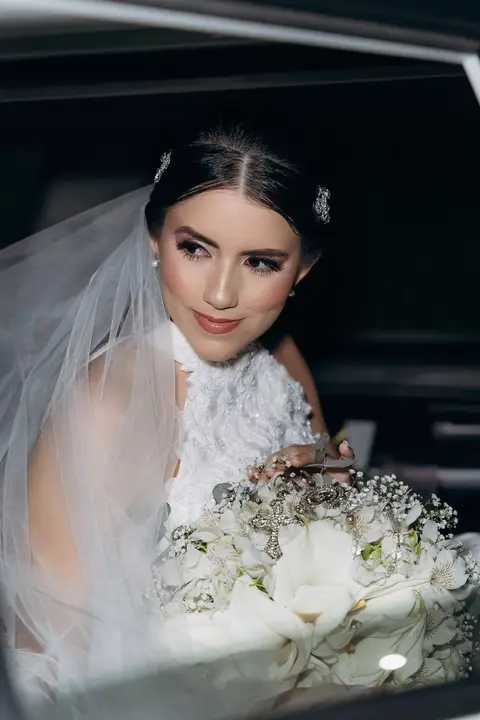 casamento Andressa e Lucas na Capela Santa Tereza D'ávila e recepção do casamento no Gracejos Recepções em João Pessoa, noiva no carro'