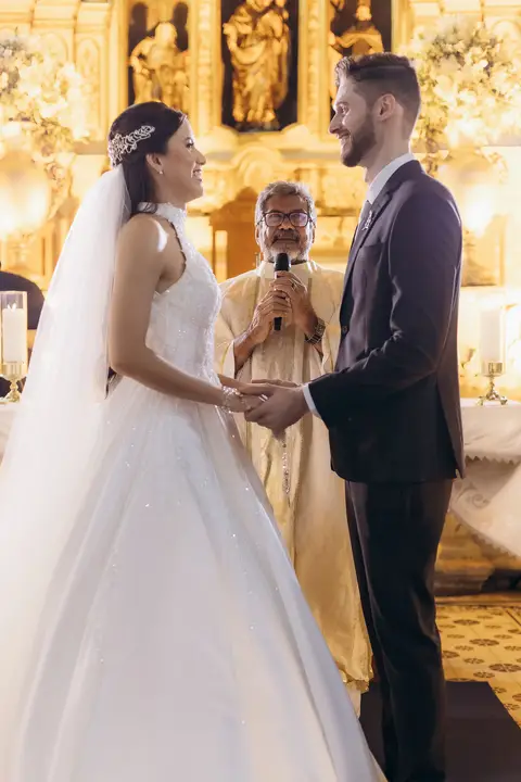 casamento Andressa e Lucas na Capela Santa Tereza D'ávila e recepção do casamento no Gracejos Recepções em João Pessoa, noivos emocionados'