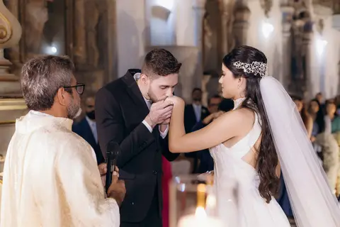 casamento Andressa e Lucas na Capela Santa Tereza D'ávila e recepção do casamento no Gracejos Recepções em João Pessoa, noivos emocionados, noiva chorando'