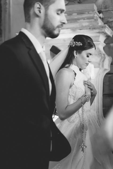 casamento Andressa e Lucas na Capela Santa Tereza D'ávila e recepção do casamento no Gracejos Recepções em João Pessoa, noivos emocionados,'