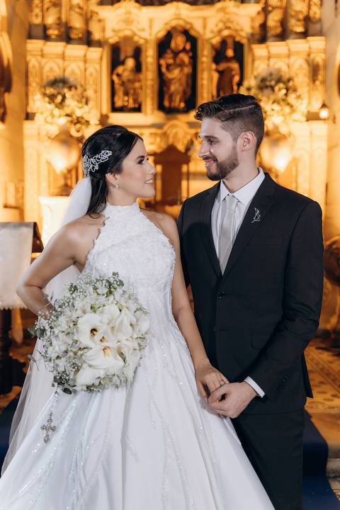 casamento Andressa e Lucas na Capela Santa Tereza D'ávila e recepção do casamento no Gracejos Recepções em João Pessoa, noivos emocionados, Daniel Araujo Fotografia, retrato de noivos'