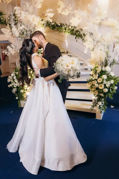 casamento Andressa e Lucas na Capela Santa Tereza D'ávila e recepção do casamento no Gracejos Recepções em João Pessoa, noivos emocionados, Daniel Araujo Fotografia, retrato de noivos, valsa de casamento, festa de casamento'