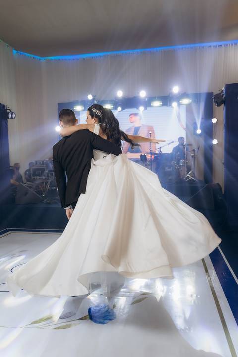 casamento Andressa e Lucas na Capela Santa Tereza D'ávila e recepção do casamento no Gracejos Recepções em João Pessoa, noivos emocionados, Daniel Araujo Fotografia, retrato de noivos, valsa de casamento, festa de casamento'