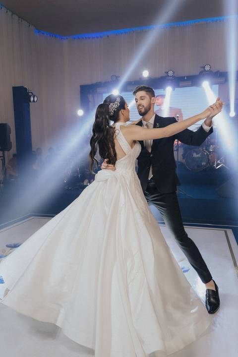 casamento Andressa e Lucas na Capela Santa Tereza D'ávila e recepção do casamento no Gracejos Recepções em João Pessoa, noivos emocionados, Daniel Araujo Fotografia, retrato de noivos, valsa de casamento, festa de casamento'