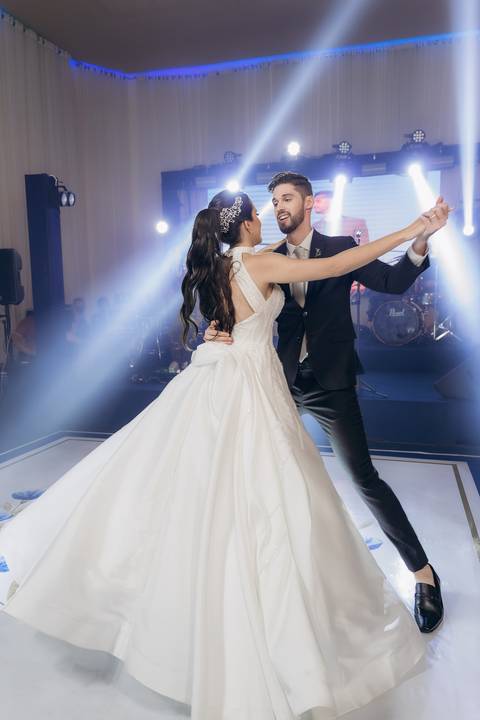 casamento Andressa e Lucas na Capela Santa Tereza D'ávila e recepção do casamento no Gracejos Recepções em João Pessoa, noivos emocionados, Daniel Araujo Fotografia, retrato de noivos, valsa de casamento, festa de casamento'