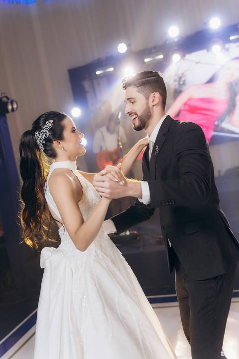 casamento Andressa e Lucas na Capela Santa Tereza D'ávila e recepção do casamento no Gracejos Recepções em João Pessoa, noivos emocionados, Daniel Araujo Fotografia, retrato de noivos, valsa de casamento, festa de casamento'