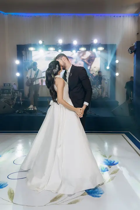 casamento Andressa e Lucas na Capela Santa Tereza D'ávila e recepção do casamento no Gracejos Recepções em João Pessoa, noivos emocionados, Daniel Araujo Fotografia, retrato de noivos, valsa de casamento, festa de casamento'