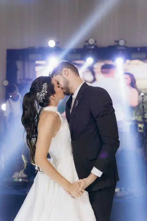 casamento Andressa e Lucas na Capela Santa Tereza D'ávila e recepção do casamento no Gracejos Recepções em João Pessoa, noivos emocionados, Daniel Araujo Fotografia, retrato de noivos, valsa de casamento, festa de casamento'