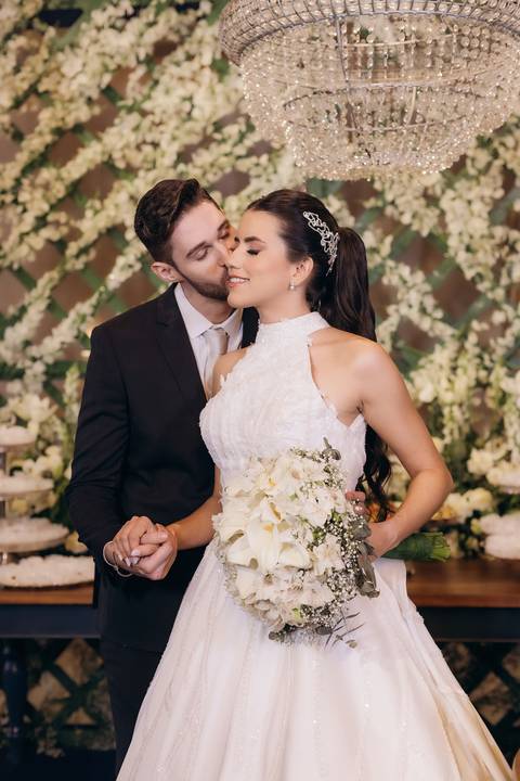 casamento Andressa e Lucas na Capela Santa Tereza D'ávila e recepção do casamento no Gracejos Recepções em João Pessoa, noivos emocionados, Daniel Araujo Fotografia, retrato de noivos, valsa de casamento, festa de casamento'