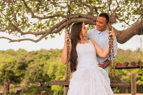 Noivo e Noiva no balanço da arvore'