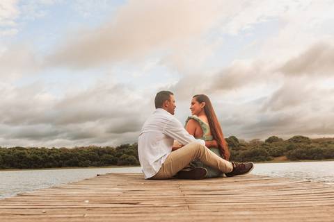 noivos sentados no pier da fazenda terra do sol em ensaio pre wedding'