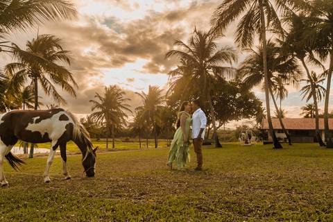 ensaio externo no por do sol na fazenda terra do sol'