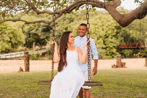 noivos no balanço na fazenda terra do sol'