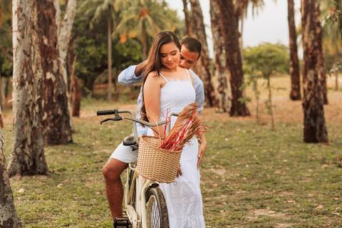 noivo beijando a noiva no ensaio externo na fazenda terra do sol'