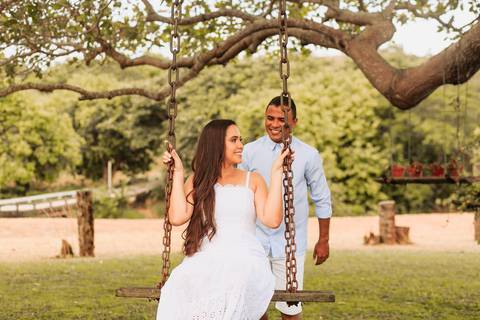 fotografia de casamento na balança na fazenda terra do sol'