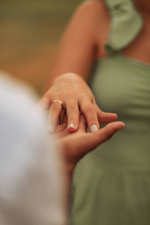 noivo e noiva mostrando a aliança'