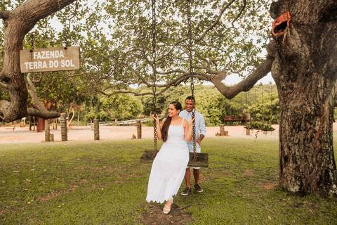noivos e noiva no balança em sessão de fotografia de casamento na fazenda terra do sol'