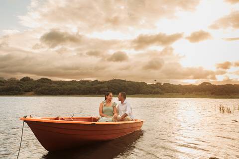 por do sol noivo dentro do barco'