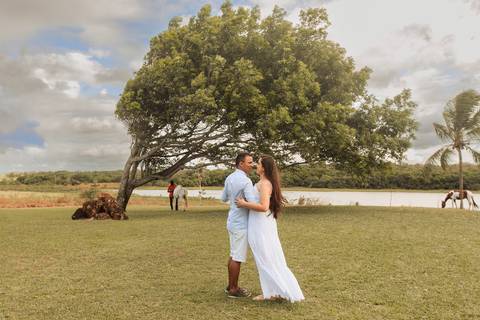 noivo e noiva no cenario na fazenda terra do sol'