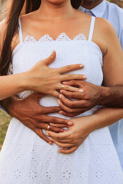 mãos dos noivos com aliança'