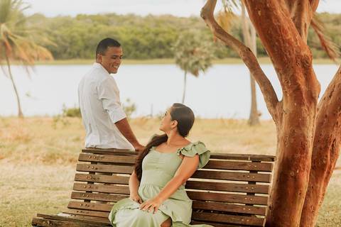 noivo e nova no banco no ensaio externo da fazenda terra do sol'