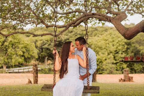 noivo e noiva no balanço '