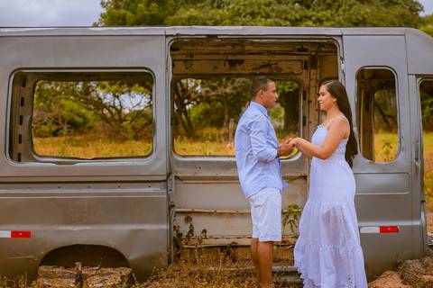 noivo e noiva com o carro da sucata na fazenda terra do sol'