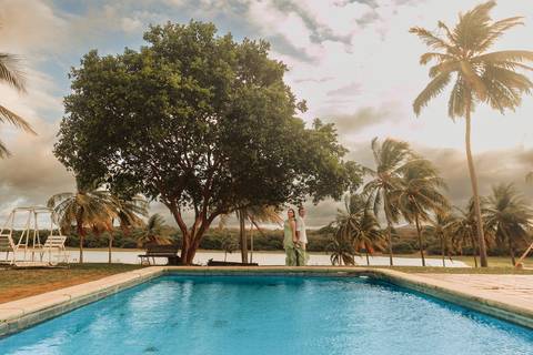 fotografia de prewedding no ensaio externo na piscina da fazenda terra do sol'