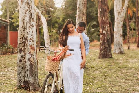 Noivo e Noiva de bicicleta na fazenda terra do sol'