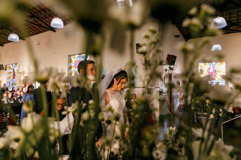 momento dos noivos no dia do casamento religioso'