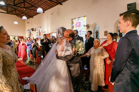 o pai da noiva abraçando a noiva no dia do casamento religioso na igreja paroquia Jesus, Maria e Jose'