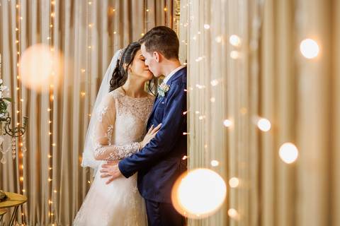 noivo e noiva se beijando no dia do seu casamento'