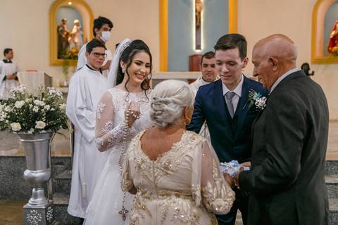 os avós da noiva entregando as alianças no dia do casamento religioso'