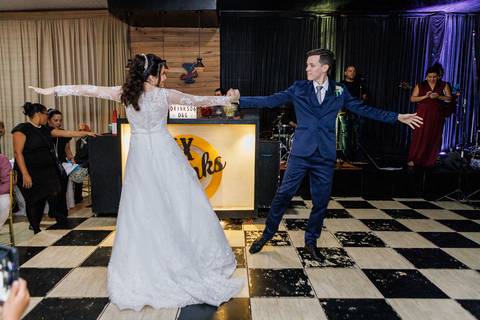 noivos dançando na festa de seu casamento religioso'