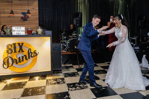 noivos alegre no casamento religioso'