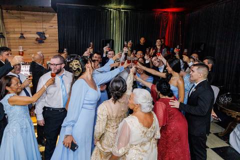 brinde dos noivos e familiares com os padrinhos'