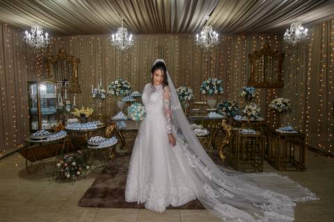 noiva com o vestido branco na sua festa de casamento'