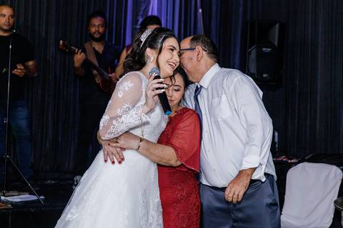 os pais da noiva abraçados'