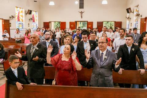 mãe da noiva cantando emocionada no casamento da filha'