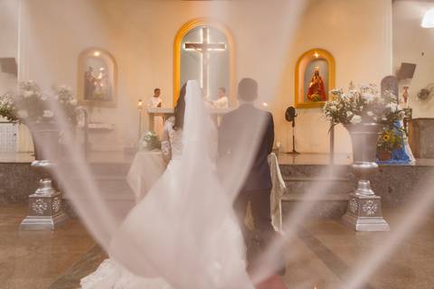 momentos do casamento da noiva e do noivo no casamento religioso'