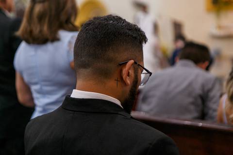 convidado tatuado no dia do casamento religioso dos amigos noivos'