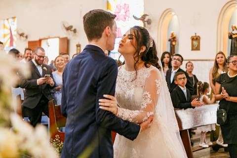 noiva beijando o noivo no dia do casamento religioso'