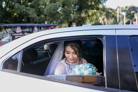 noiva chegando na igreja dentro do carro'