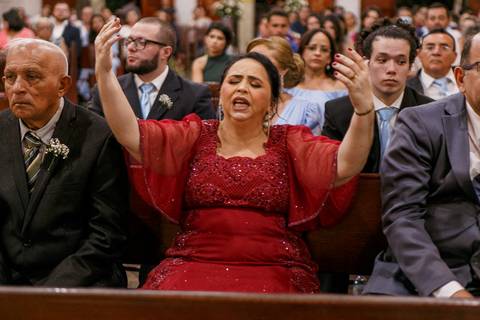 convidados no momento do casamento religioso dos noivos '